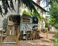 Vintage Horse Box Bar wedding set up