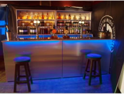 Manhattan's Bar logo