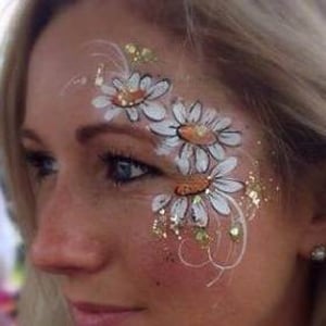 Face paint sparkly daisies