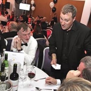 3529412-fast_112_596_398