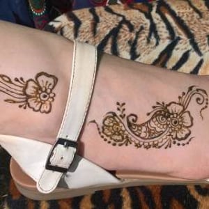 Design applied to go around the footwear 