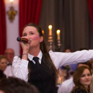 Sing Out Waitresses & Waiters Surprise Singing Show - photo 2