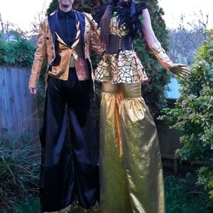Duo stilt walkers 