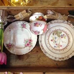 plates crates and tied cutlery CB18