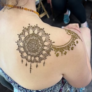 Shoulder design for maid of honour