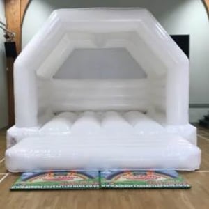 king of the castles glos wedding bouncy castle