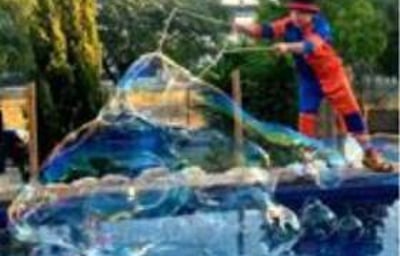 Giant Bubbles on Water