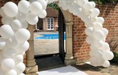 Organic Balloon Garland in Hertfordshire, Bedfordshire, Essex & surrounding areas. 