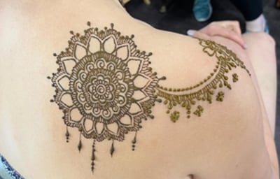 Shoulder design for maid of honour