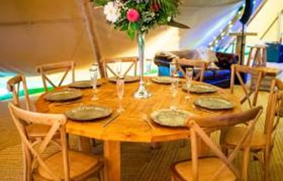 Rustic round table (5'6)