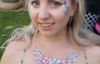 Pink & Blue Décolletage