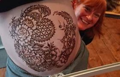 Baby bump in Natural Henna - Lavender mix and me! 