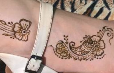 Design applied to go around the footwear 