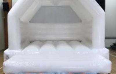 king of the castles glos wedding bouncy castle