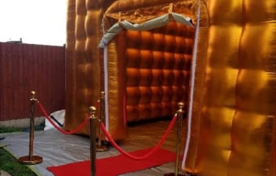 gold cube red carpet