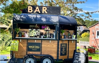 Horse box bar