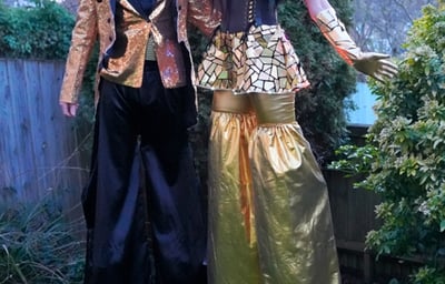 Duo stilt walkers