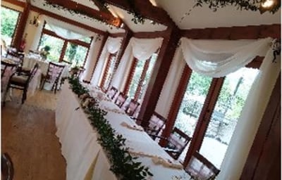 window drapes and table decs