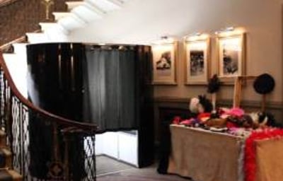 Stylish Curved Photo Booth with props