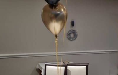 Balloon table decorations without helium