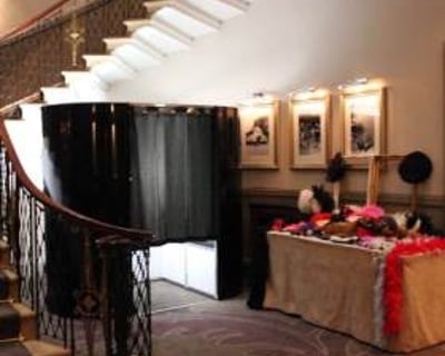 Stylish Curved Photo Booth with props