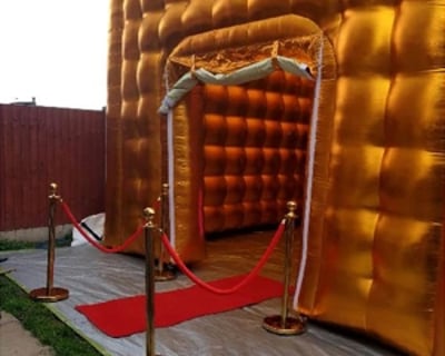 gold cube red carpet